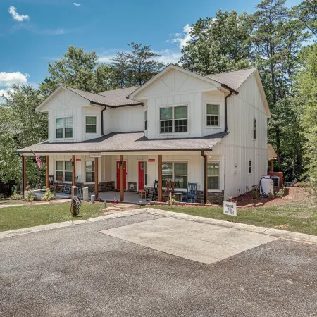 Hot Tub & EV Charger: Helen Getaway w/ Views!