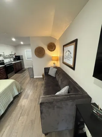 Modern 2 bed cabin 2 miles from Lake Nimrod and within 30 mins of 4 state parks