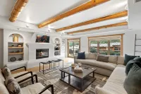 Expansive Rooftop Patios and Lavish Amenities - Exquisite Luxury Retreat