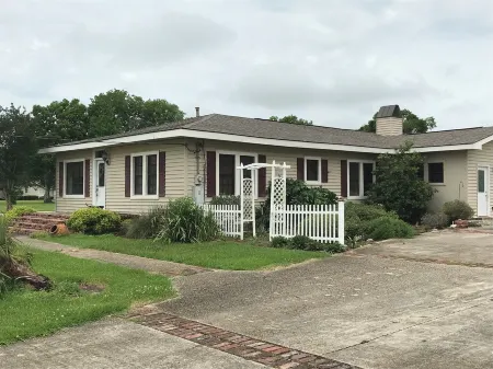 Spacious House with Big Yard and Private Pier!Party Barges Available on Request Отели в г. Пуэнт Каупе Пэриш