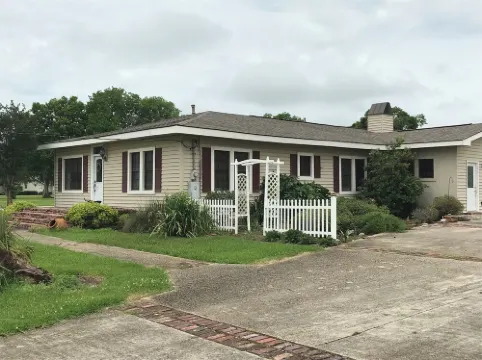 Spacious House with Big Yard and Private Pier! Lots of Parking