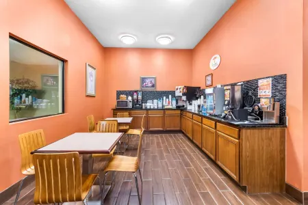 Super 8 by Wyndham Bellefontaine Отели в г. Расселлс Пойнт