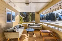 Cozy Fireplace and Spectacular Views - Stunning Mountain Retreat Lake Wenatchee State Park附近的飯店