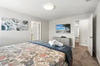 Minutes from Disney 5-bedroom townhome with pool and waterpark in Kissimmee Beall’s Outlet Store附近的飯店
