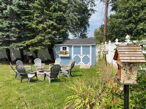 NEW Spacious Oasis near quiet beach! Private backyard, games, gorgeous kitchen