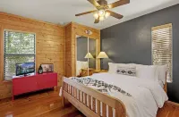 Elite Mountaintop Cabin w/ 2 Decks, Fire Pit & Loft !!SUPERHOSTS!! Pet Friendly