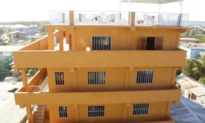 Roof top pool, 1 fully equipped Queen Suite, 1 min beach access فنادق في 