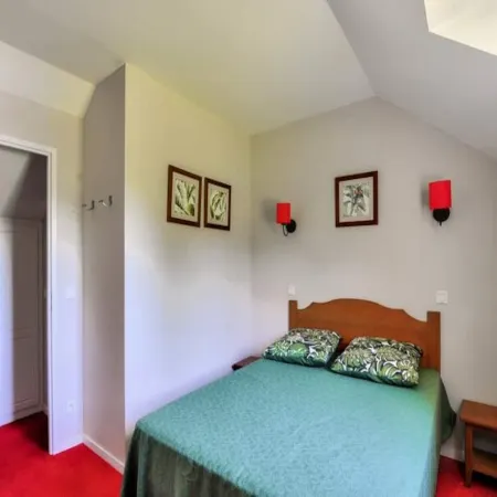 Apartment by Lake with Pool in France Отели в г. Монфланкен