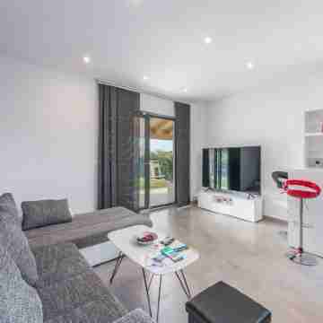 Villa in Novigrad with Private Pool and Beach Rooms