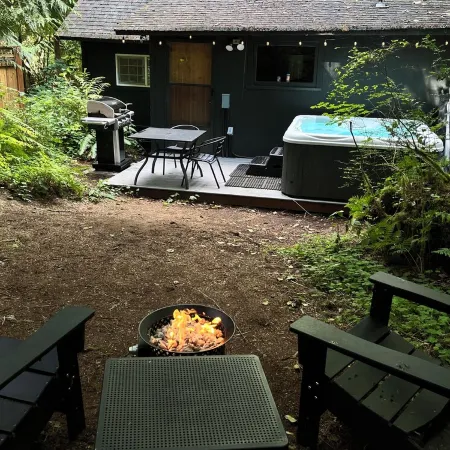 Cozy Cabin near Mt Hood with Hot Tub