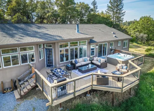 Hot Tub - BBQ - Pool Table - Mountain View - Close to Wedding Venues