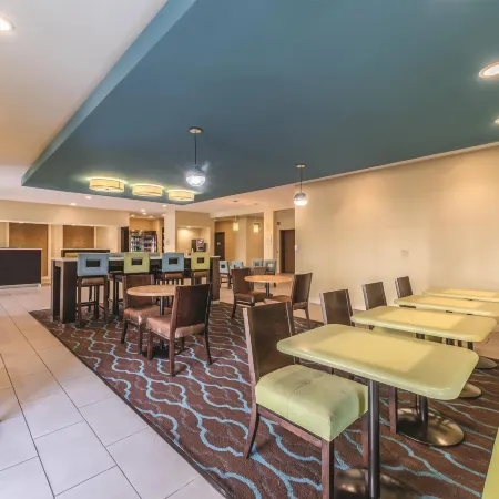 La Quinta Inn & Suites by Wyndham Collinsville - St. Louis
