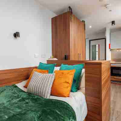 Students Only Straits Egham - 40 Mins to Waterloo - Direct Bus to Heathrow Rooms