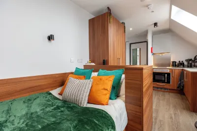 Students Only Straits Egham - 40 Mins to Waterloo - Direct Bus to Heathrow Hotels near Virginia Water Lake Pavilion