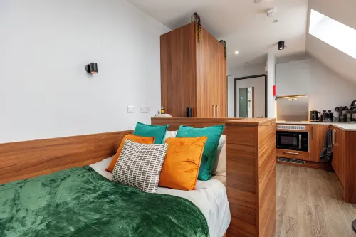 Students Only Straits Egham - 40 Mins to Waterloo - Direct Bus to Heathrow Hotels in Egham