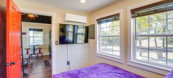 Whimsical Cabin w/ Grill < 4 Mi to Lake Brownwood! Ξενοδοχεία στην πόλη Brown County