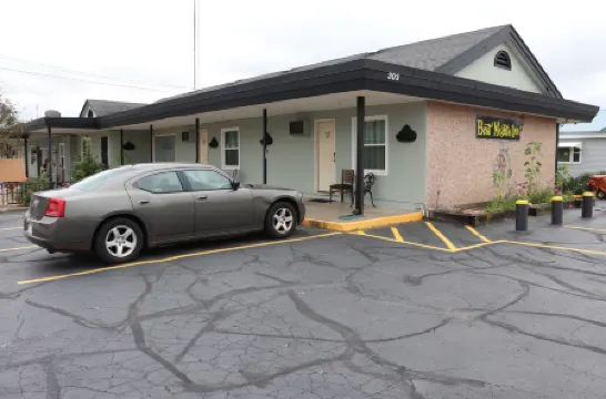 斯巴達美夜旅館