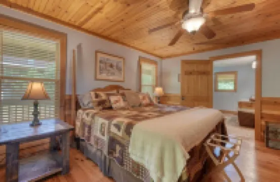 Spacious 4-bedroom house in serene Hiawassee with WiFi, AC