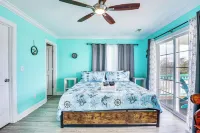 Calm Coastal Haven w/ 2 Balconies Near Beach - Parkplatz