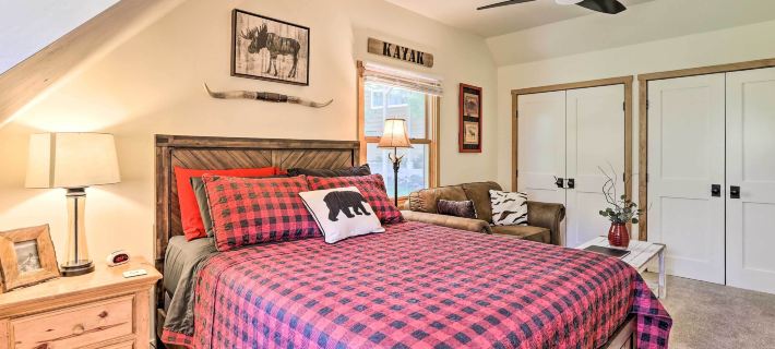Steps to Lake: Cabin w/ Deck in Lake Arrowhead Hotels in Lake Arrowhead