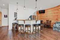 Eagles Bluff 6 Br Lakefront Cabin on 20 Acres