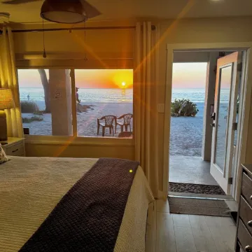 Totally Remodeled Beachfront Studio-Step out your door onto the sand. Really! D
