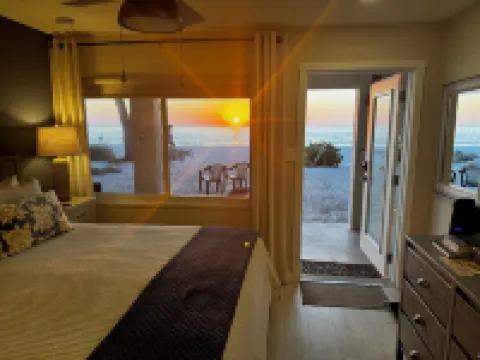 Totally Remodeled Beachfront Studio-Step out your door onto the sand. Really! D