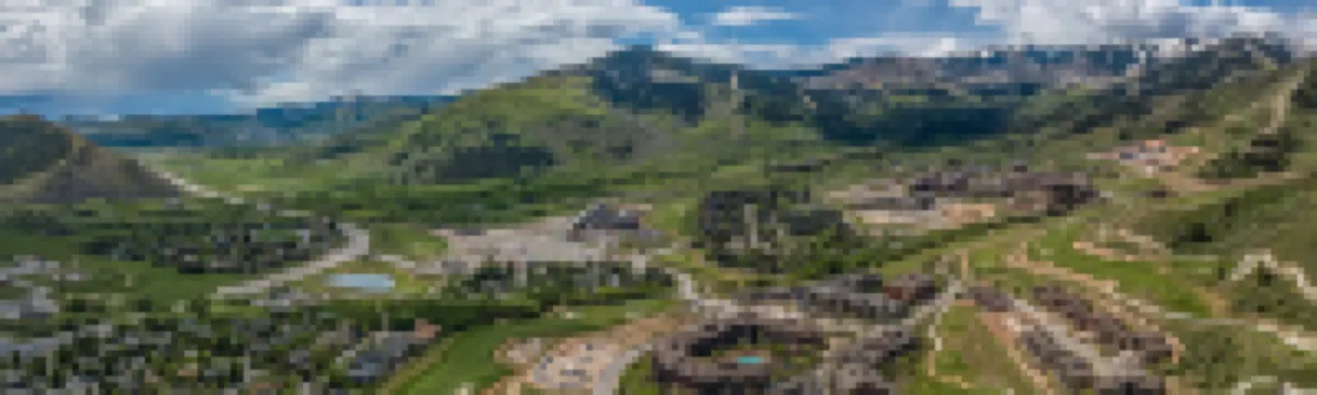 Blackstone Luxury Top Floor 2br, Walk to Skiing at Cabriolet, Shared Pool and Hot tub, Mountain View