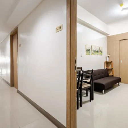Near SM BF & Shopwise SLEX Accessible 2BR for 4