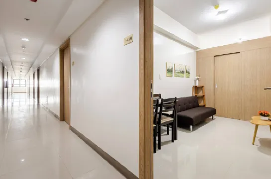 Near SM BF & Shopwise SLEX Accessible 2BR for 4