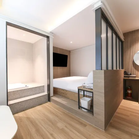 Busan Yonghodong Adena Hotel Отели рядом с достопримечательностью «Храм Чонхёсовон»