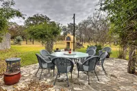 'Ark Bunkhouse' Fredericksburg Hideaway w/ Hot Tub - Maalaistalo