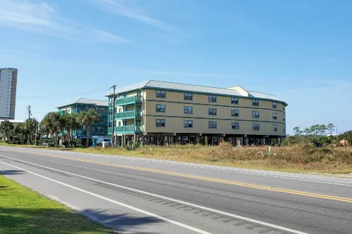 Vibrant Gulf Shores Getaway w/ Pool & Beach Access - Strand