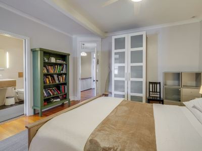 2 Mi to National Mall Modern DC Home