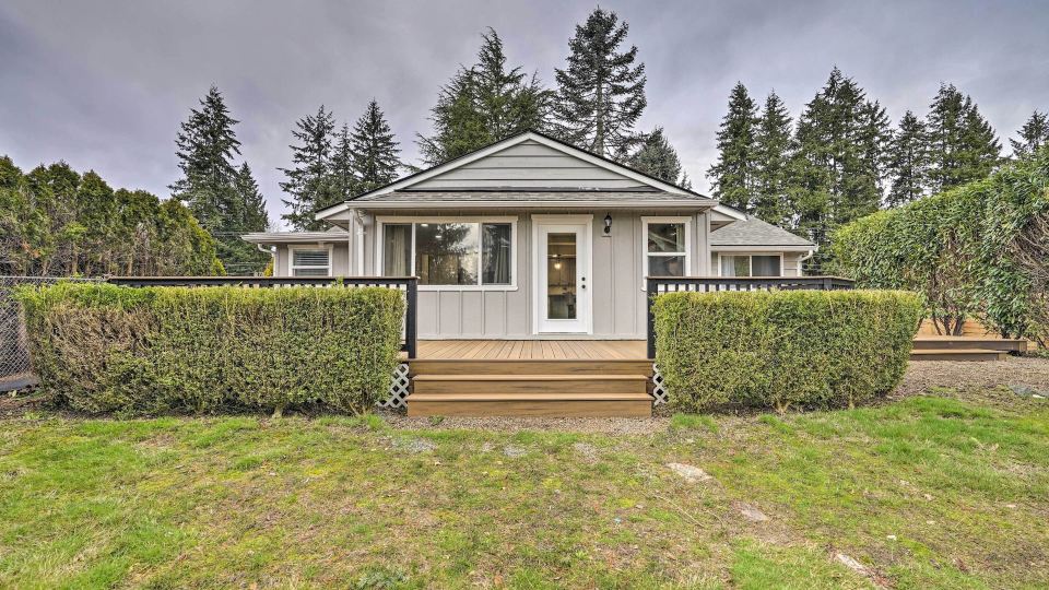 Deck + Game Room: Redmond Home ~ 17 Mi to Seattle