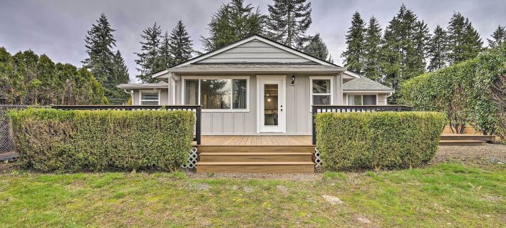 Deck + Game Room: Redmond Home ~ 17 Mi to Seattle Hotels in Redmond