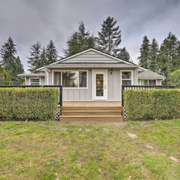 Deck + Game Room: Redmond Home ~ 17 Mi to Seattle Отели в г. Редмонд