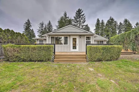 Deck + Game Room: Redmond Home ~ 17 Mi to Seattle