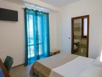 Petit Hotel - balcony