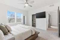 Modern Meridian Retreat - Spacious 4 Bedroom - Walkable Downtown