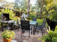 Quirky 4-bedroom home with gardens, wildlife, privacy, peace - 4 mins to beaches Hotels in Anna Bay