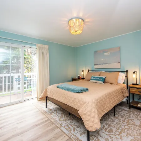 Sequim Escape w/ Gas Grill & Deck, Walk to Beach!
