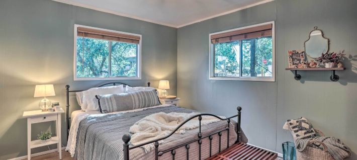 Modern and Unique Cabin with Deck by Lake Gregory! Hoteles en Crestline