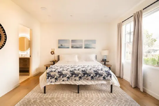 3-Bedroom King Size New Build Apartment in Charming Carpinteria with WiFi, AC.