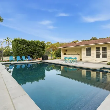 Pool, Foosball, Pool Table, Basketball Family Friendly, blocks from the beach!