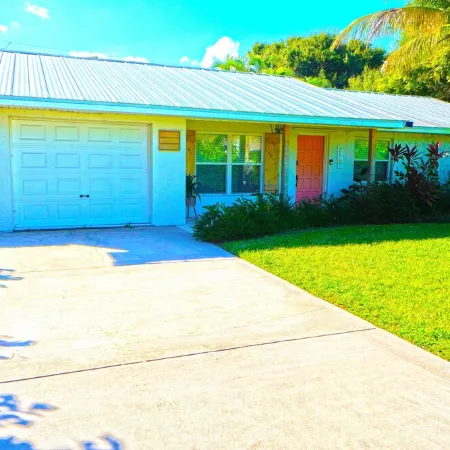 Coral Cottage - Private Oasis with Heated Saltwater Pool