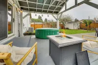 Patio Oasis! Contemporary Tacoma Hideout - Kitchen