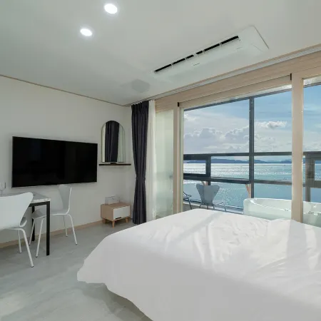 Yeosu Noeul Pension Отели рядом с достопримечательностью «Поле для гольфа The Ocean»