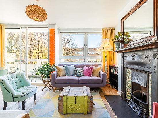 Bright   Bold Hackney Escape