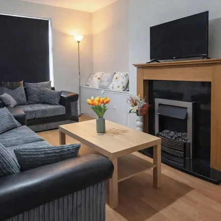 2 Bed Home - Parking, Wifi, Smart Tv